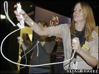 La console Wii permet par exemple à ceux qui n'ont pas de table de ping-pong de jouer au ping-pong dans leur salon ...
