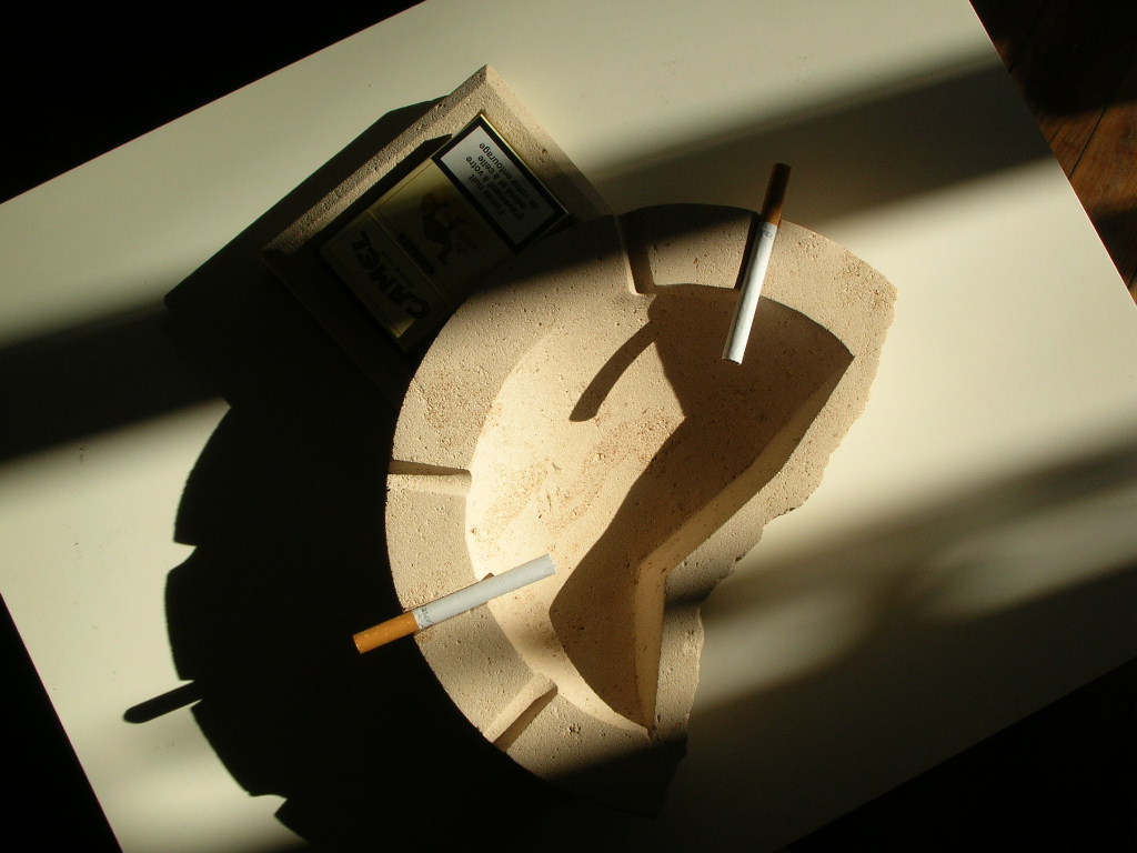 Cendrier avec petit emplacement pour le paquet