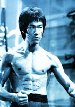 Laisser entrer un Bruce Lee sur un terrain de foot est un acte de sabotage du moral de l'équipe qui peut être sanctionné jusqu'à 150 ans de prison ferme.