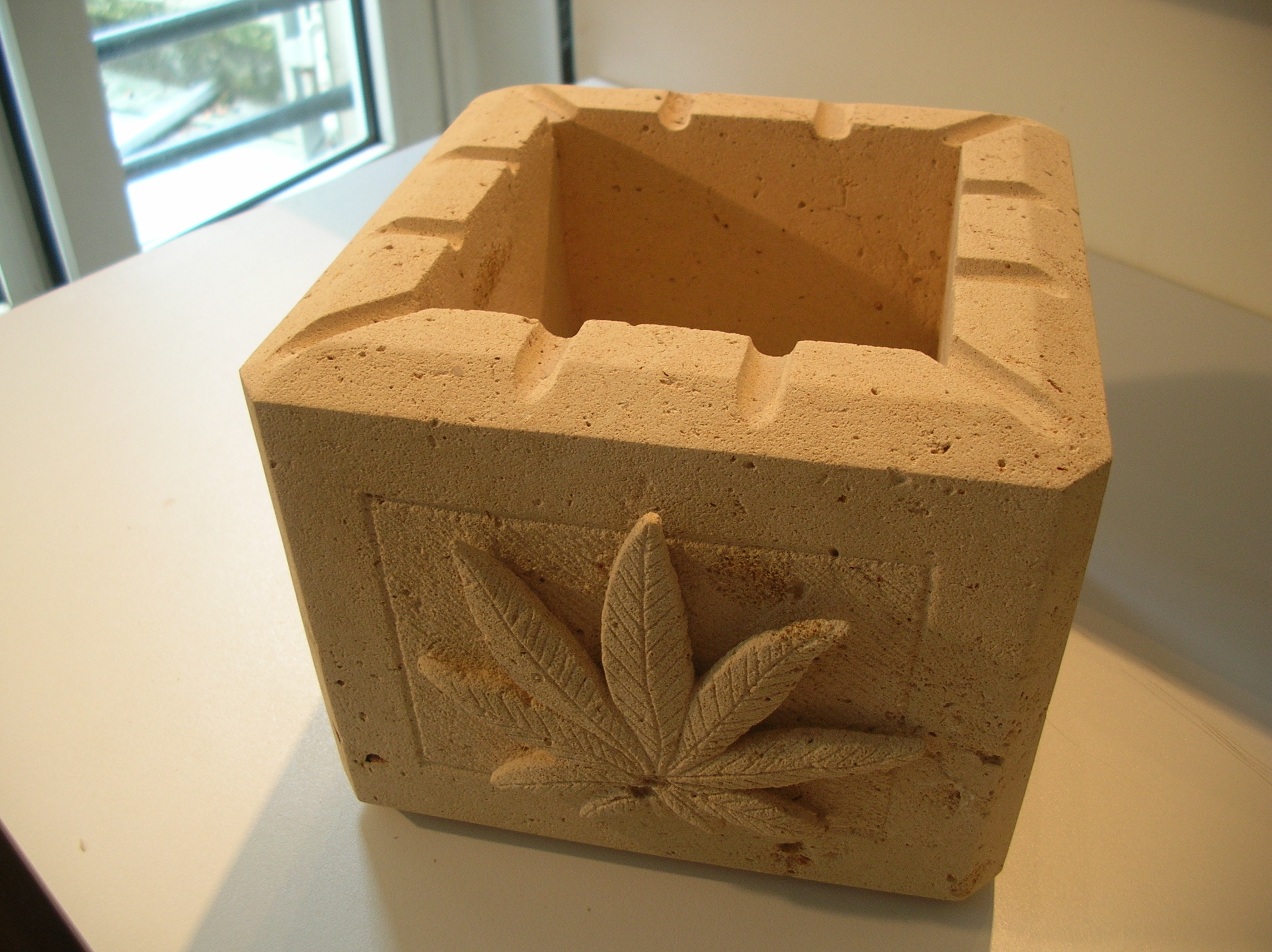 Cendrier avec Feuille de cannabis sculpt�e
